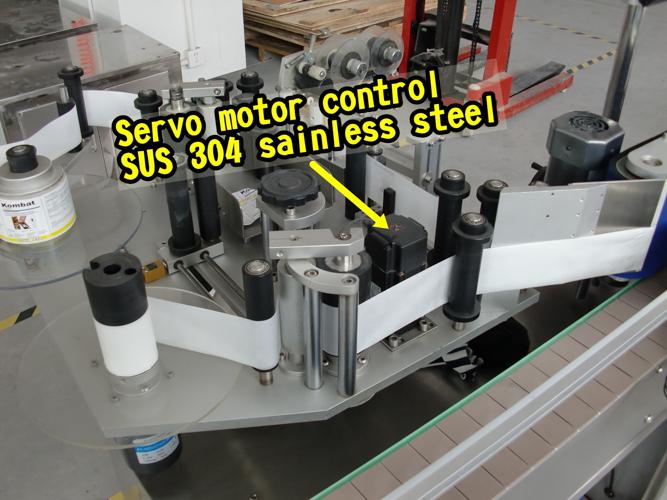 Maža apvalaus buteliuko buteliuko lipdukų žymėjimo mašina su patefonu 60 - 300 vnt per minutę