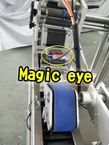 Didelio greičio „Delta“ servo ženklinimo variklio vairuotojo buteliuko ženklinimo mašina mažiems apvaliems buteliams