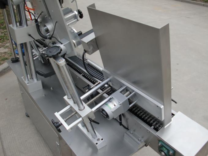 Didelio greičio mažų apvalių skardinių etikečių klijavimo mašina, akių juodo butelio etikečių lipdukų mašina kosmetikai