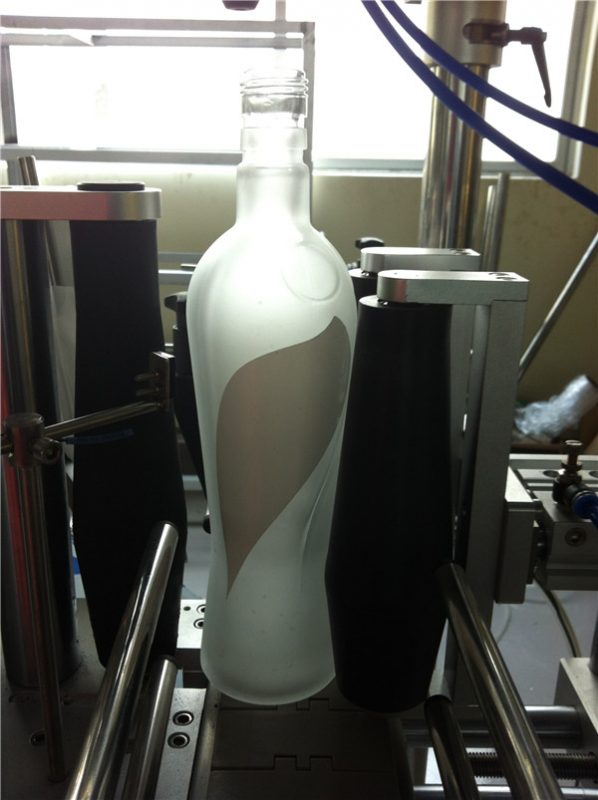 Gėrimų pramonės apvalaus butelio lipdukų ženklinimo mašina su elektriniu varikliu