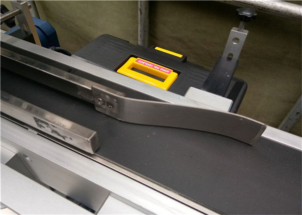 Automatinė butelių / indelių / konteinerių viršutinio ženklinimo mašina