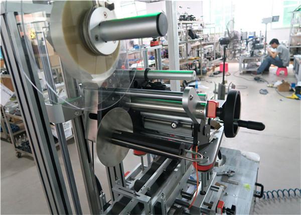 „Auto Top Labeling Machine“ plokščio paviršiaus etikečių klijavimo priemonė su konvejeriu / viršutine etikečių klijavimo įranga