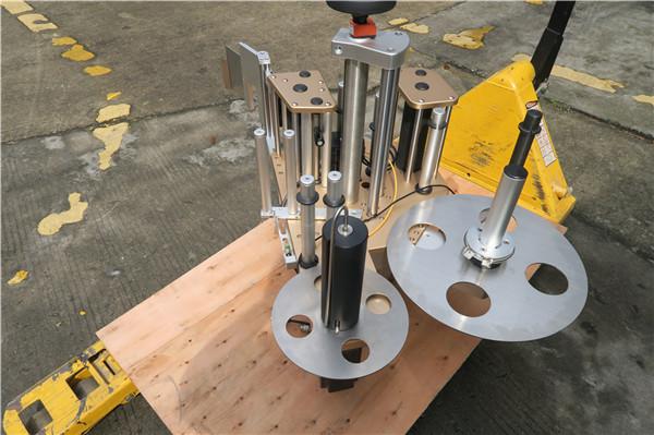 Apvalaus butelio sukamasis etiketė su sukamųjų indų ženklinimo mašinos sistema