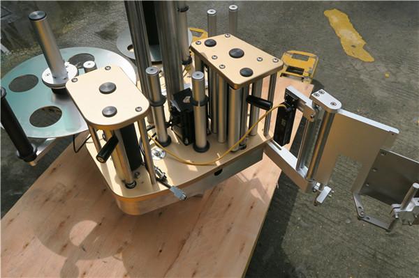 Didelio greičio sukamųjų lipdukų etikečių klijavimo mašina su sukimosi funkcija