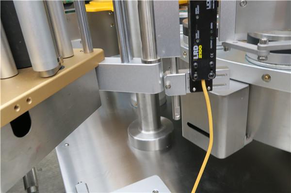 Didelio greičio sukamųjų lipdukų etikečių klijavimo mašina su užpildymo mašinos parinkčių diržu