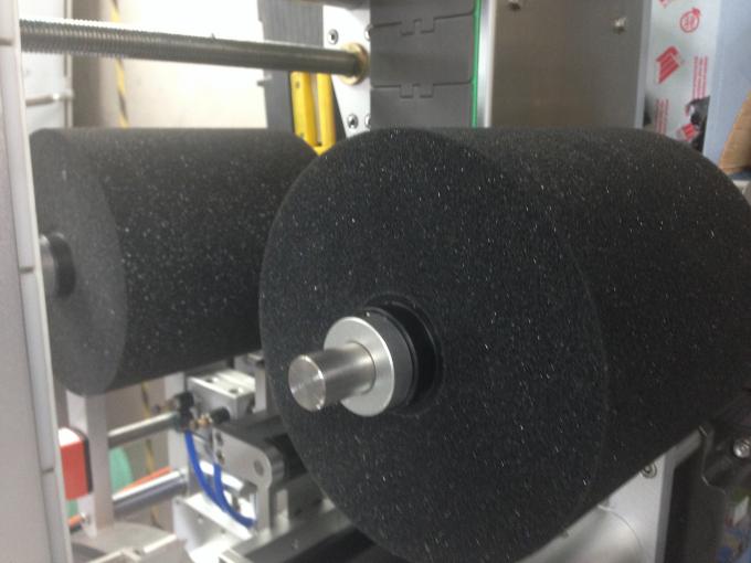 Serverio variklio butelių žymėjimo mašina apvaliam / plokščiam / „Sqaure“ buteliui