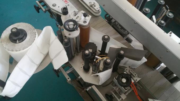 25 kg indelio kvadratinių butelių lipdukų aplikatorių mašina, etikečių klijavimo mašina su stabiliais greičiais