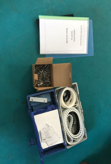 Didelio greičio dvigubo šono lipdukų žymėjimo mašina kvadratiniam, apvaliam / plokščiam buteliui