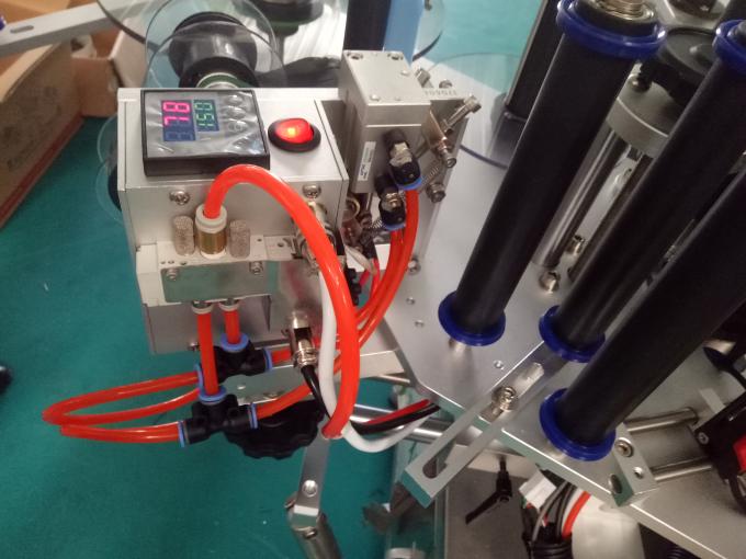 Individualus trijų ar dvipusių lipdukų etikečių klijavimo aparatas su kodavimo mašina