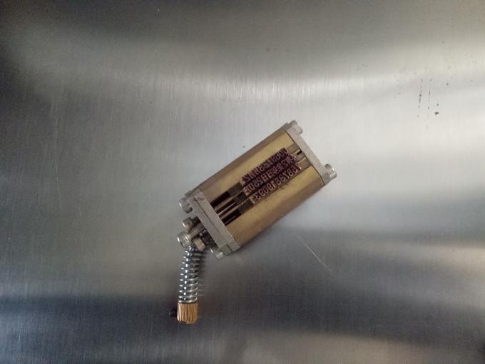 Individualus trijų ar dvipusių lipdukų etikečių klijavimo aparatas su kodavimo mašina