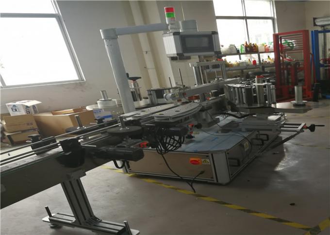 Lipni lipdukų etikečių klijavimo mašina cheminėms, vandens plastikinėms butelių lazdelėms 3 etiketėms