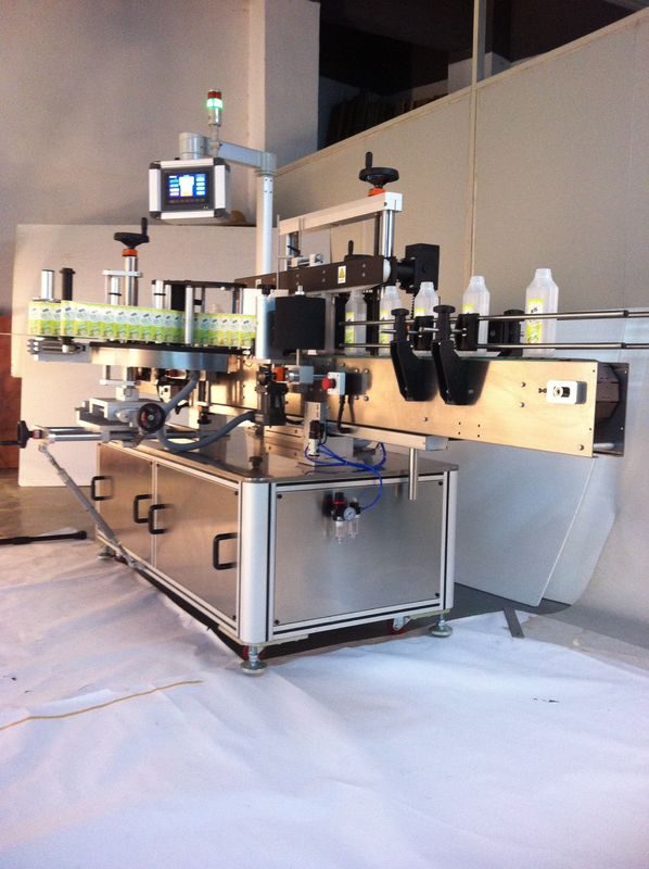 Kinijos gėrimų kvadratinių butelių etikečių klijavimo mašinos dvipusis lipdukų etikečių tiekėjas