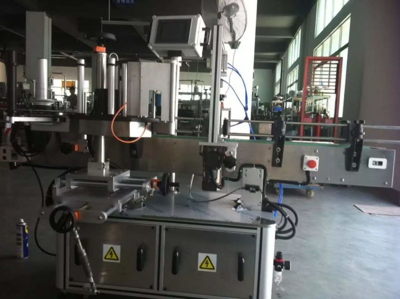Kinijos vaisių / daržovių sulčių apvalių butelių lipdukų etikečių gaminimo mašina gėrimų pramonės tiekėjui